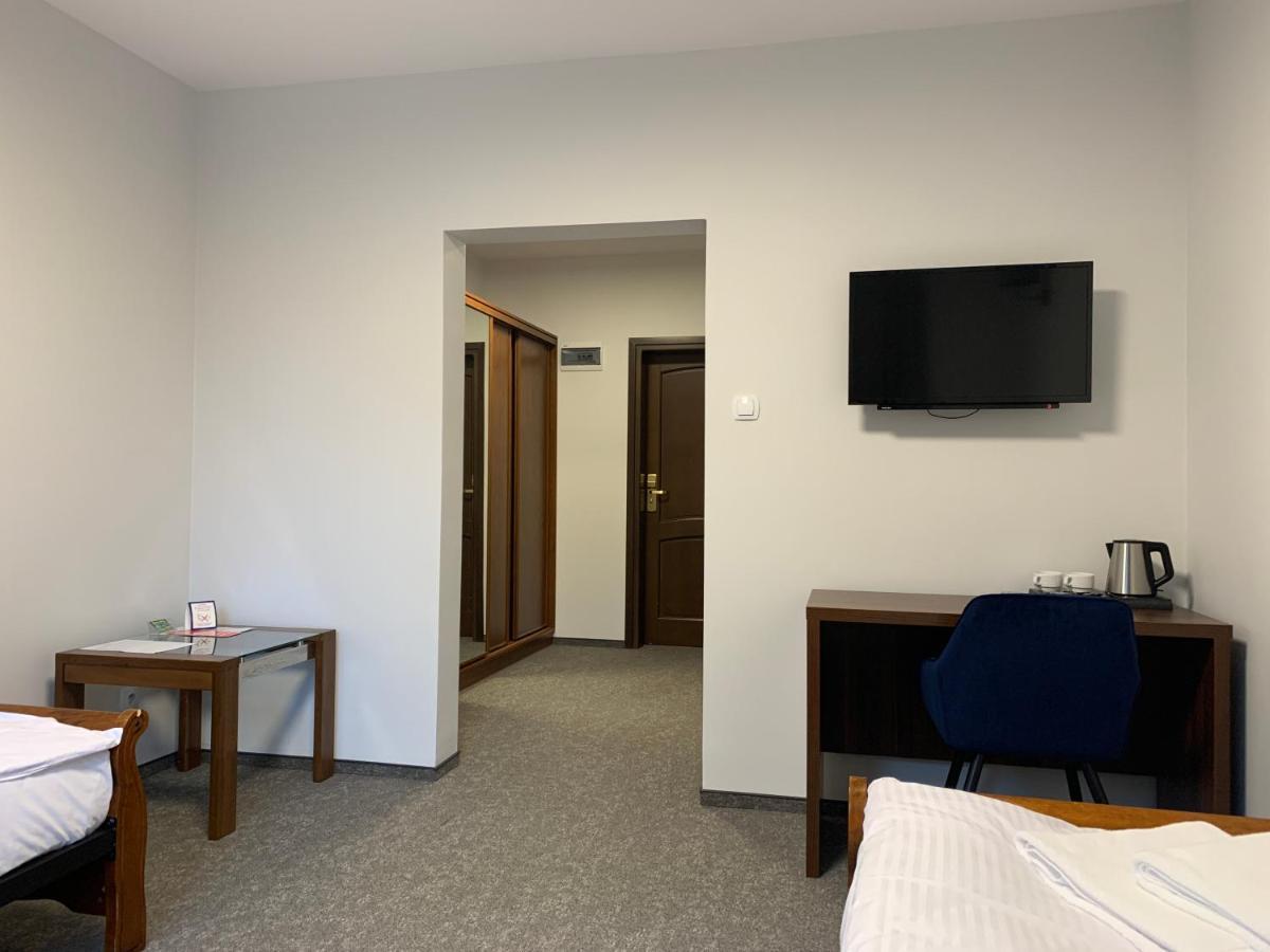 Hotel Red Ostrowiec Swietokrzyski Ngoại thất bức ảnh