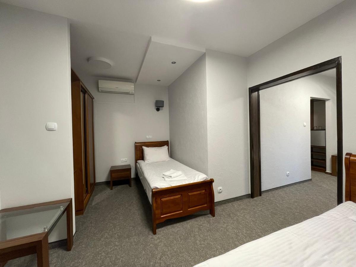 Hotel Red Ostrowiec Swietokrzyski Ngoại thất bức ảnh