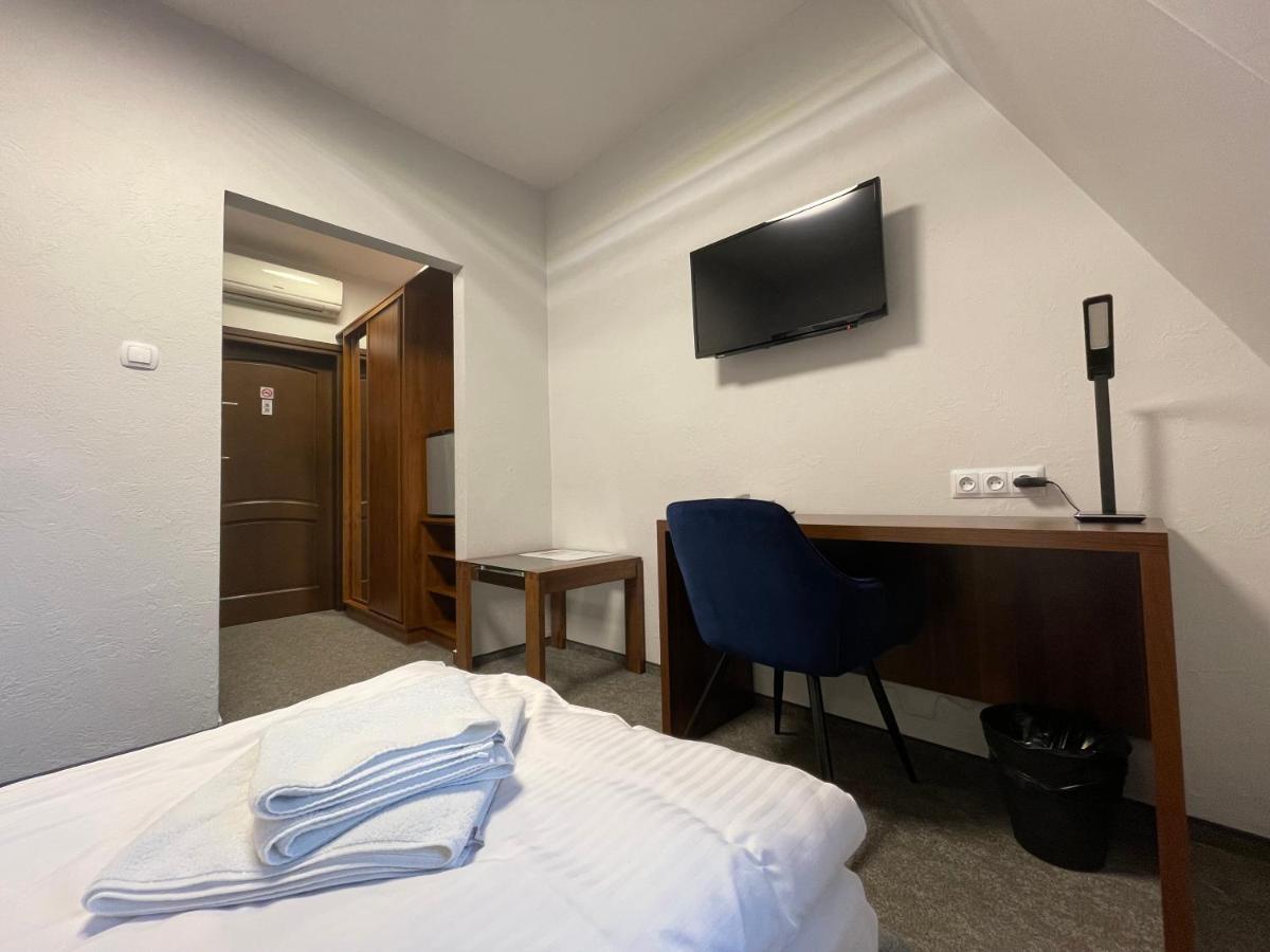 Hotel Red Ostrowiec Swietokrzyski Ngoại thất bức ảnh