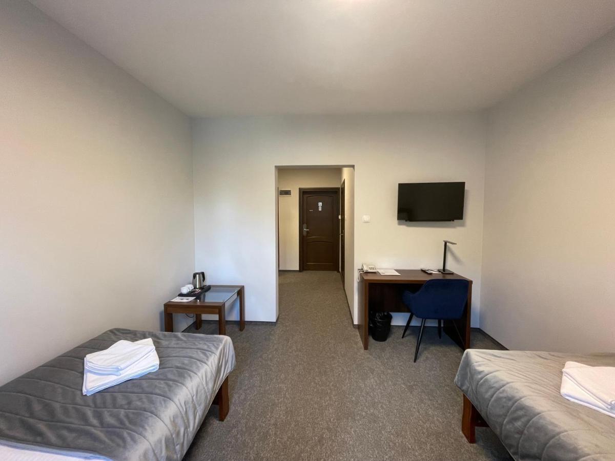 Hotel Red Ostrowiec Swietokrzyski Ngoại thất bức ảnh