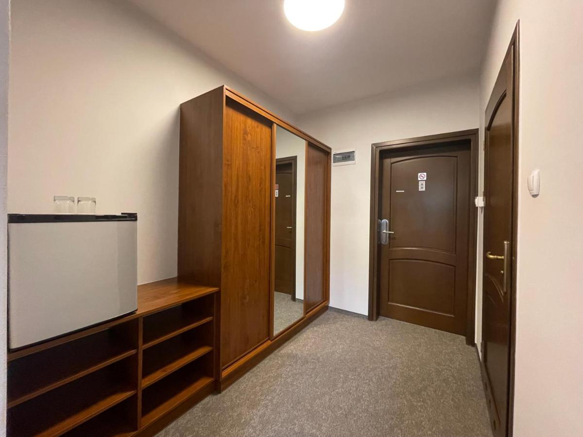 Hotel Red Ostrowiec Swietokrzyski Ngoại thất bức ảnh
