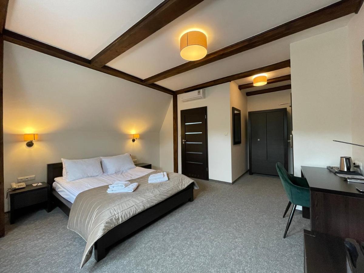 Hotel Red Ostrowiec Swietokrzyski Ngoại thất bức ảnh
