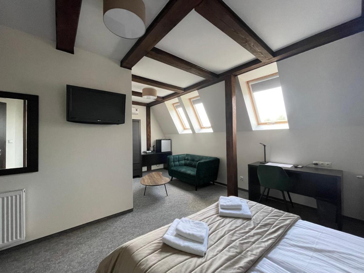 Hotel Red Ostrowiec Swietokrzyski Ngoại thất bức ảnh