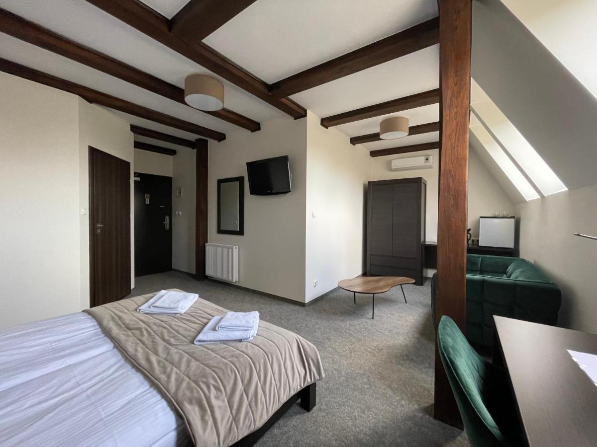 Hotel Red Ostrowiec Swietokrzyski Ngoại thất bức ảnh