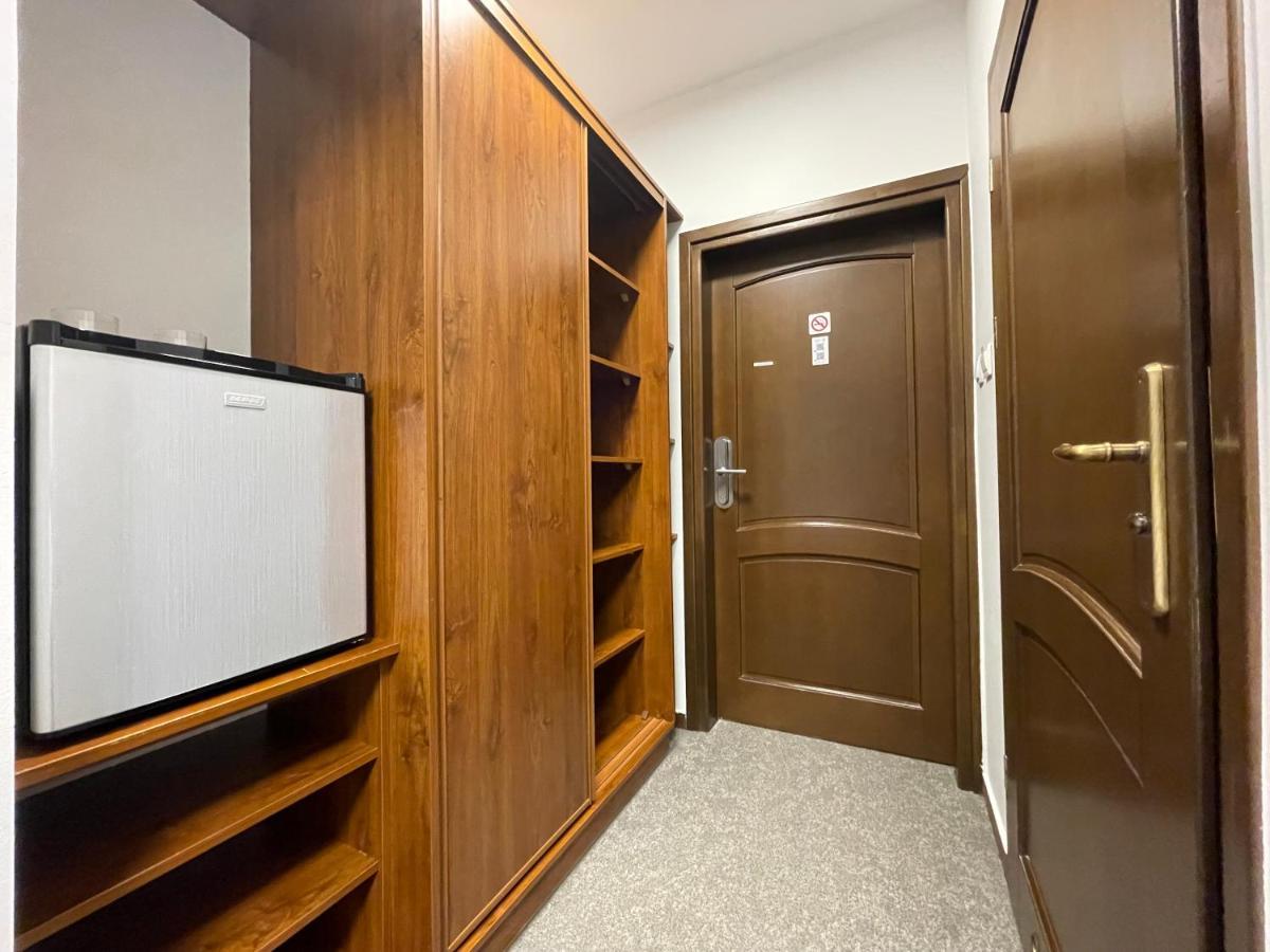 Hotel Red Ostrowiec Swietokrzyski Ngoại thất bức ảnh