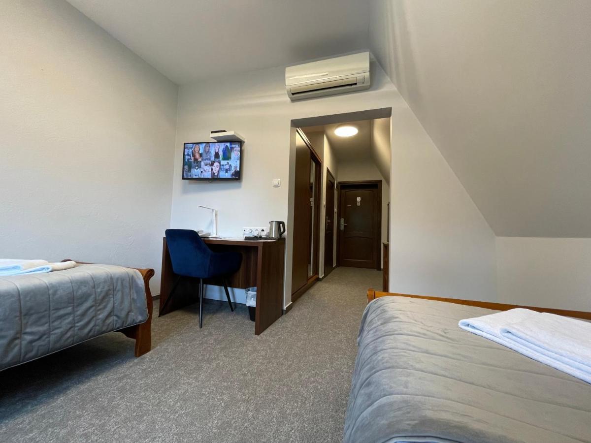 Hotel Red Ostrowiec Swietokrzyski Ngoại thất bức ảnh