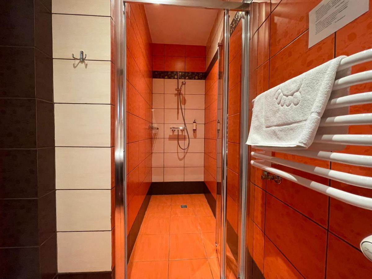 Hotel Red Ostrowiec Swietokrzyski Ngoại thất bức ảnh