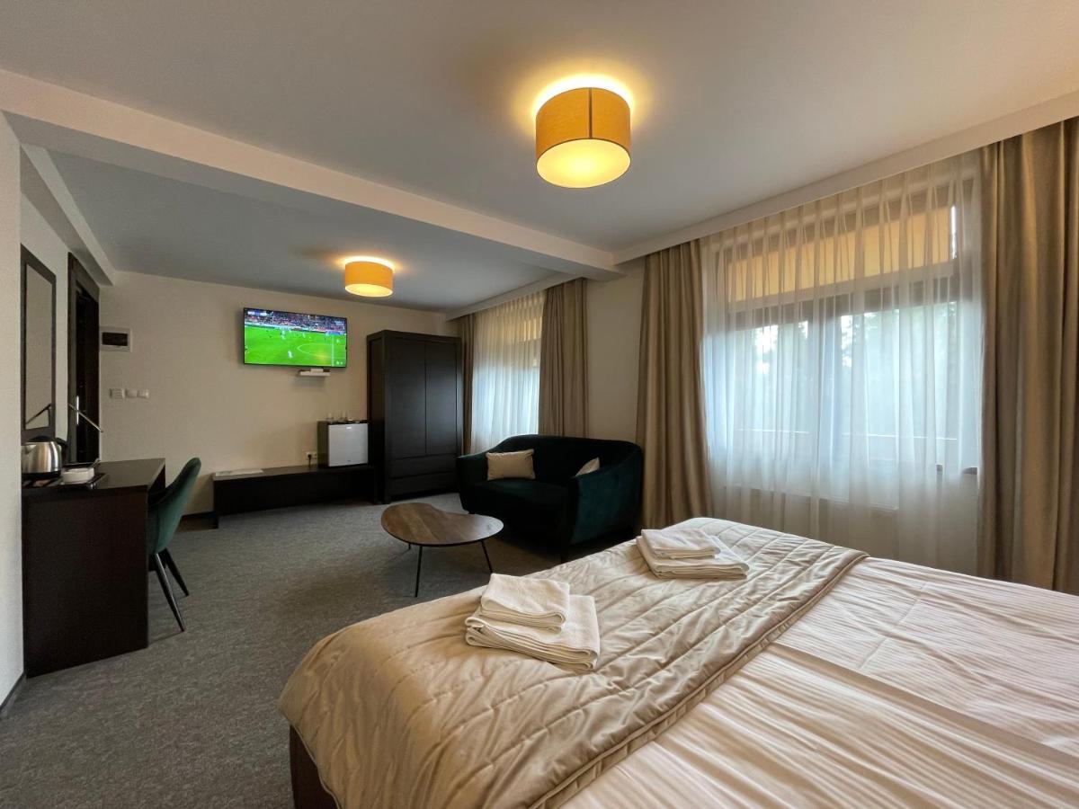 Hotel Red Ostrowiec Swietokrzyski Ngoại thất bức ảnh