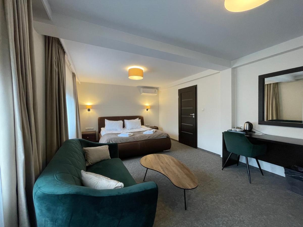 Hotel Red Ostrowiec Swietokrzyski Ngoại thất bức ảnh