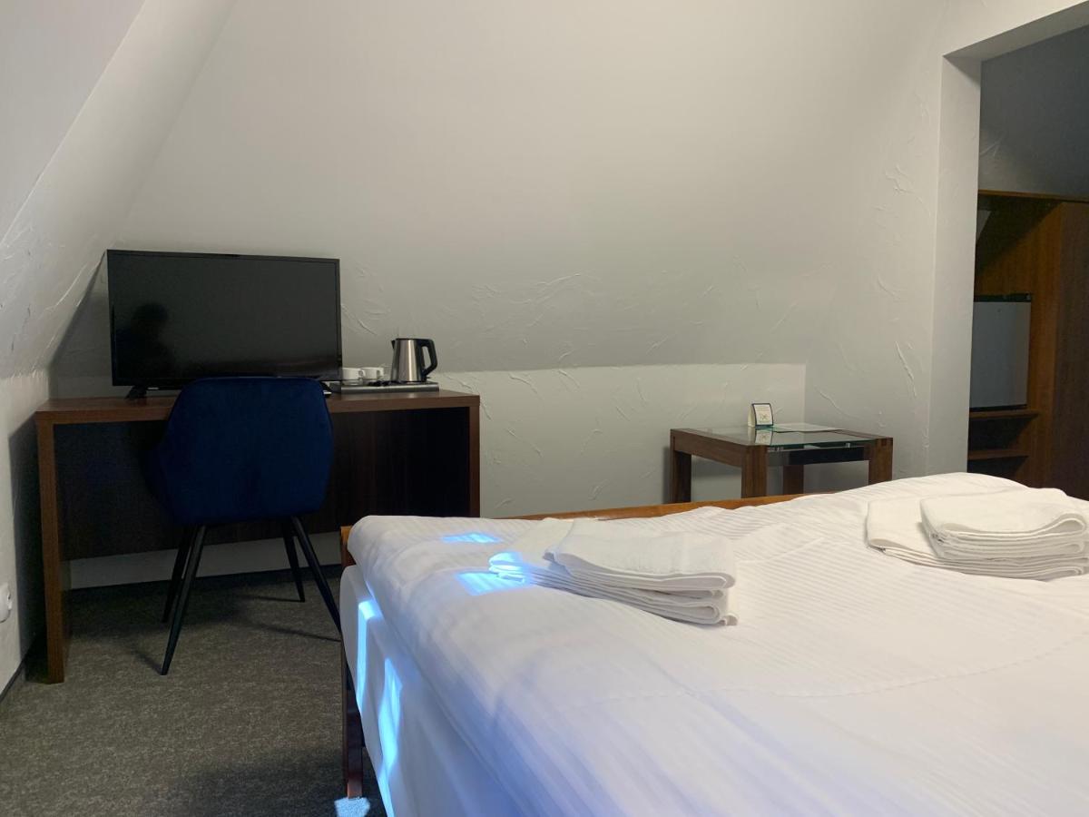 Hotel Red Ostrowiec Swietokrzyski Ngoại thất bức ảnh