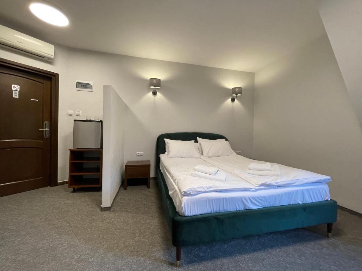Hotel Red Ostrowiec Swietokrzyski Ngoại thất bức ảnh
